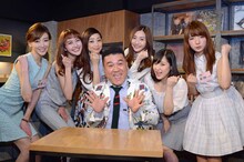 「月刊Hot-Dog PRESS TV」の囲み取材に登場したアンタッチャブル山崎（中央）。