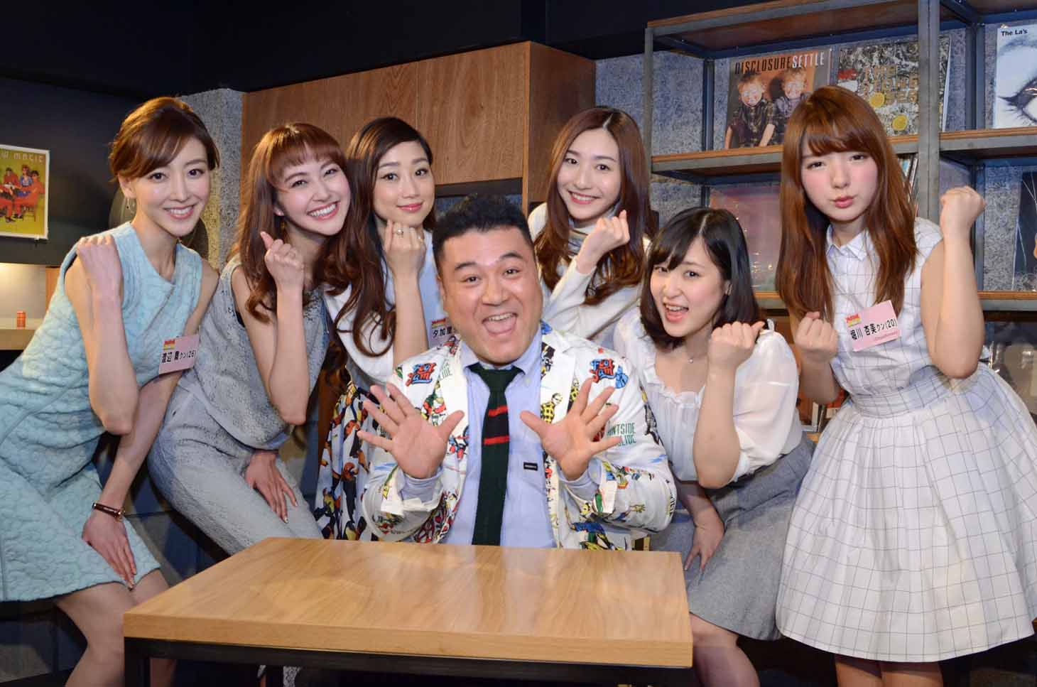 「月刊Hot-Dog PRESS TV」の囲み取材に登場したアンタッチャブル山崎（中央）。