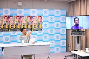 「がっぷり寄席」特別ゲストの三遊亭円楽からのVTRを観る桂きん枝。