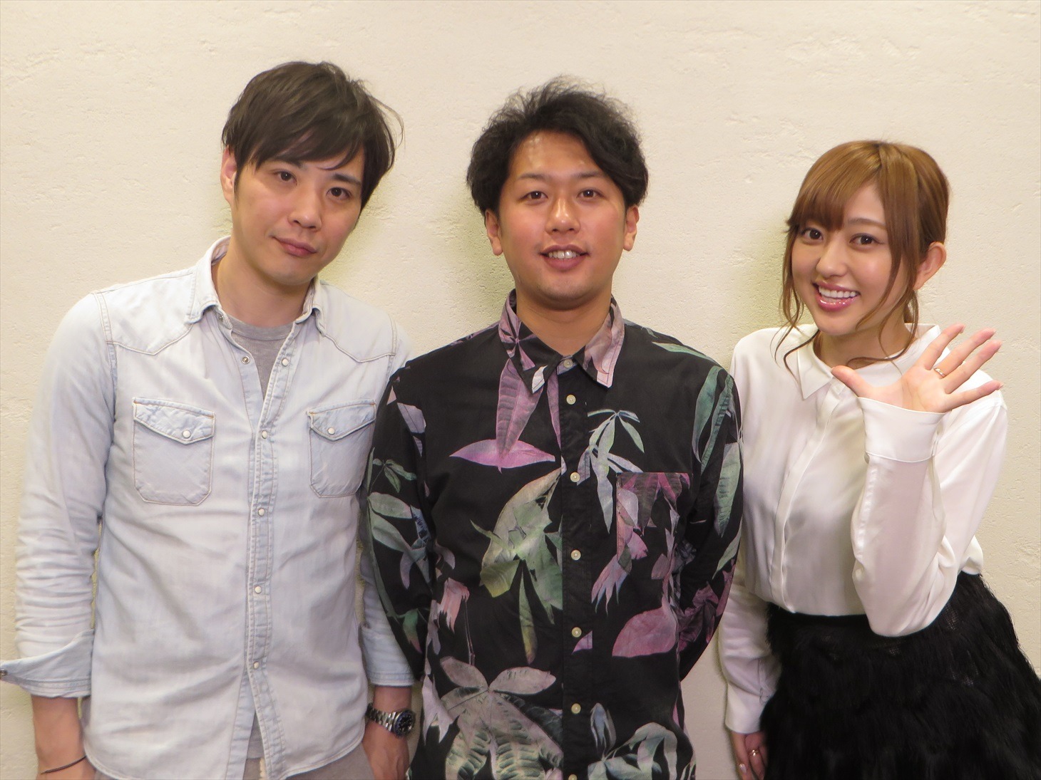 「EDION presents 芸人同棲V」MCの（左から）ライセンス、菊地亜美。