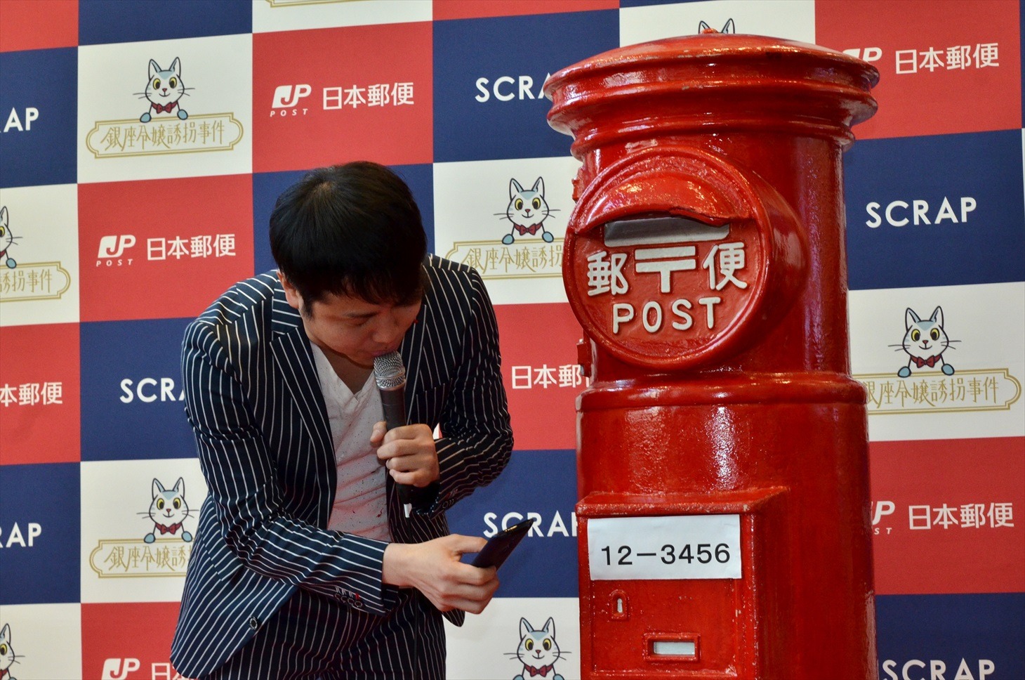 謎解きに挑戦するNON STYLE井上。