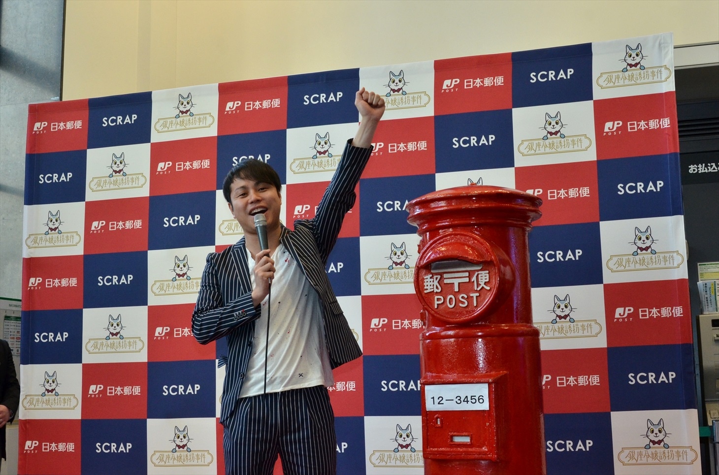 謎解きにあっさり成功するNON STYLE井上。