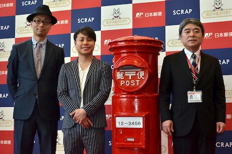 （左から）株式会社SCRAPの加藤代表、NON STYLE井上、東京中央郵便局の野口局長。