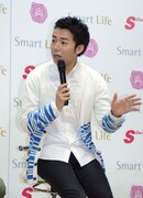 一人暮らしをしている綾部。