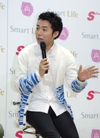 一人暮らしをしている綾部。