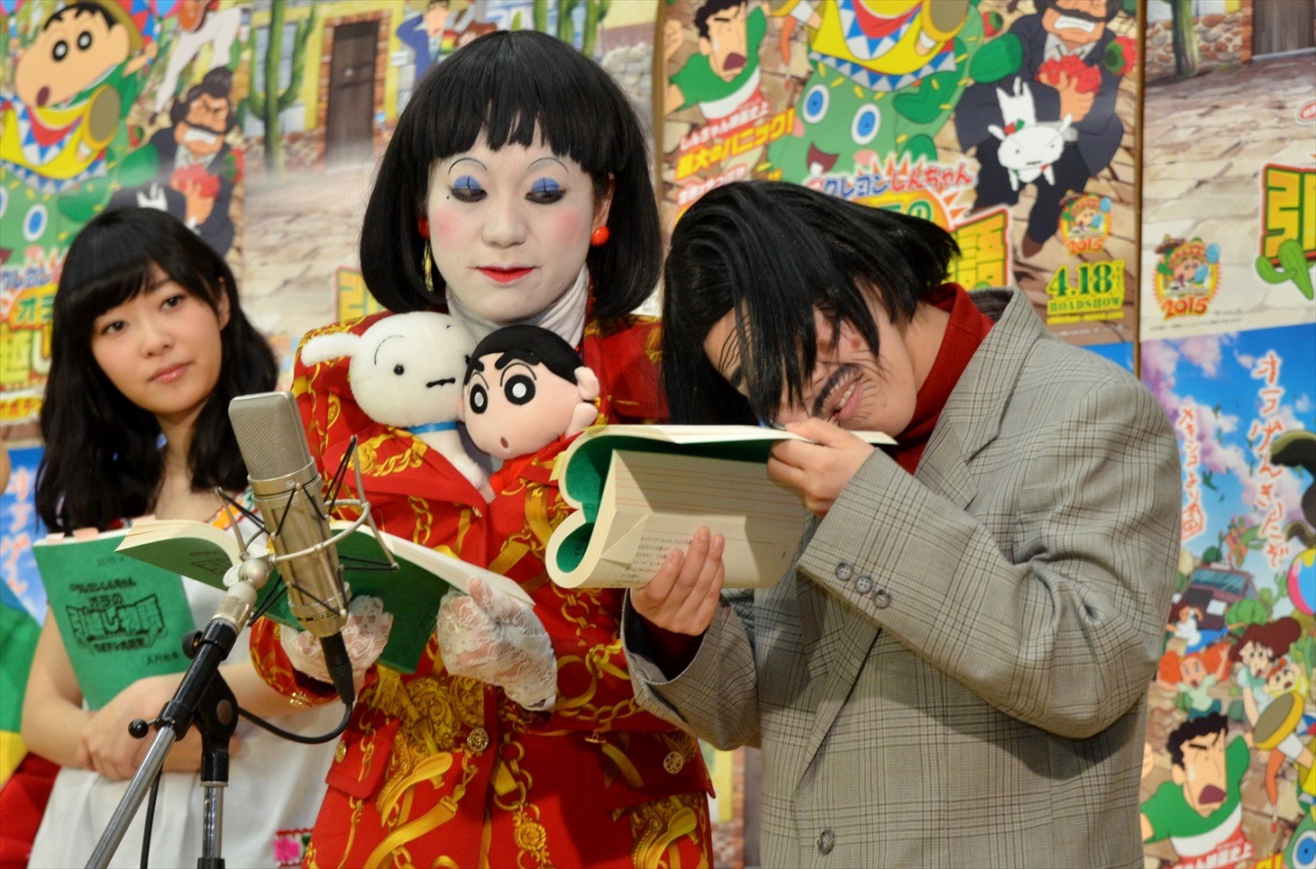台本を読み込む日本エレキテル連合・中野（右）。