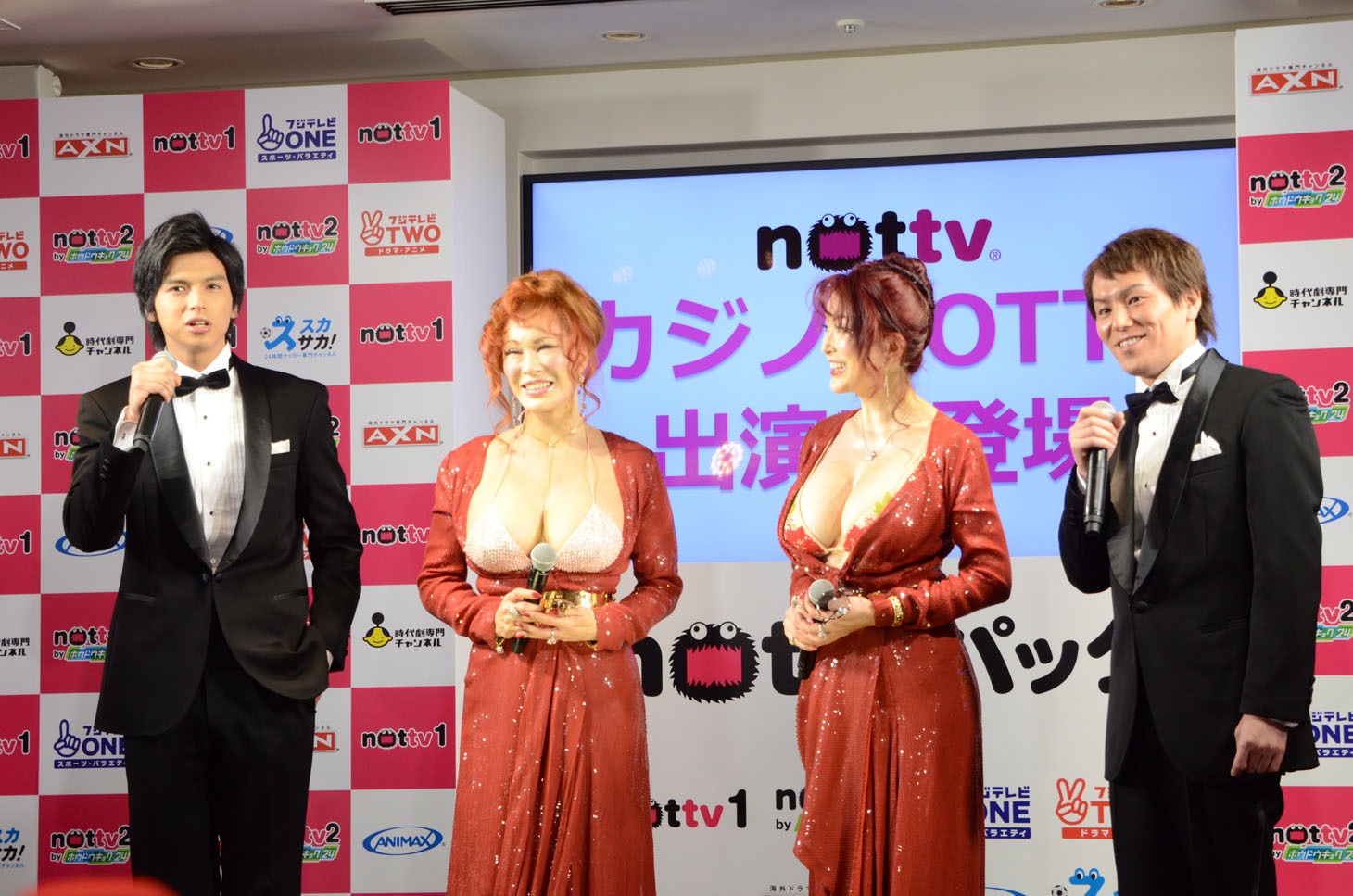 左からALEXANDER、叶恭子、叶美香、狩野英孝。