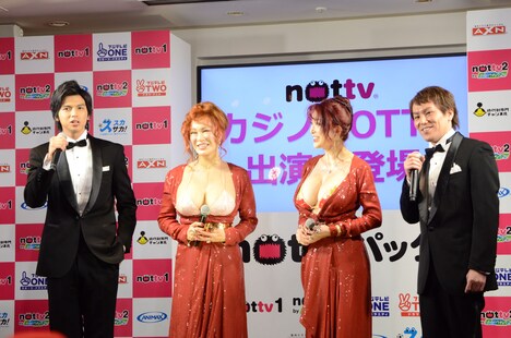 左からALEXANDER、叶恭子、叶美香、狩野英孝。