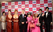 「NOTTVサービス発表会2015」に登場した高橋真麻、叶美香、叶恭子、眞藤務氏（株式会社mmbi代表取締役社長）、林家ペー・パー子、狩野英孝、ALEXANDER。