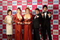 フォトセッションに応じた、高橋真麻、叶美香、叶恭子、狩野英孝、ALEXANDER。