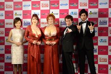 フォトセッションに応じた、高橋真麻、叶美香、叶恭子、狩野英孝、ALEXANDER。