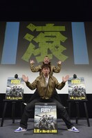 「炎」の人文字ネタを披露するTIM。