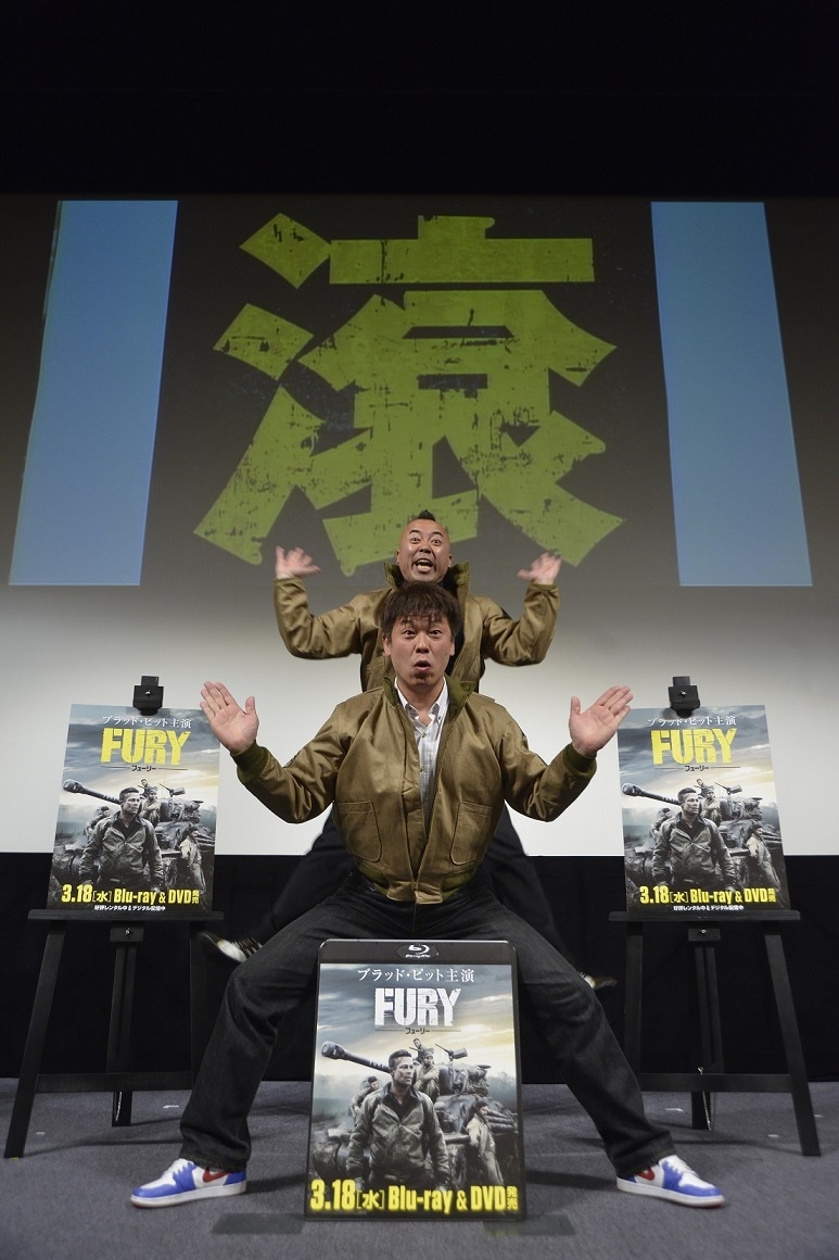 「炎」の人文字ネタを披露するTIM。