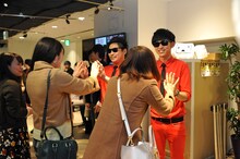 イベント参加者をハイタッチで見送る8.6秒バズーカー。