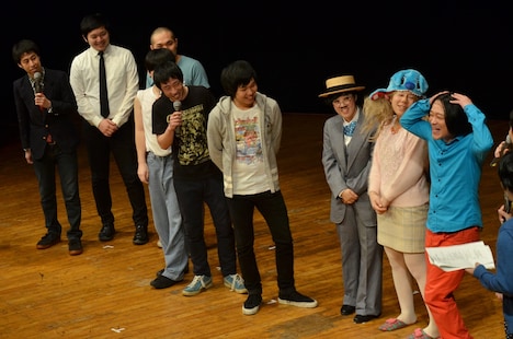 出演者達がステージに揃ったワンシーン。