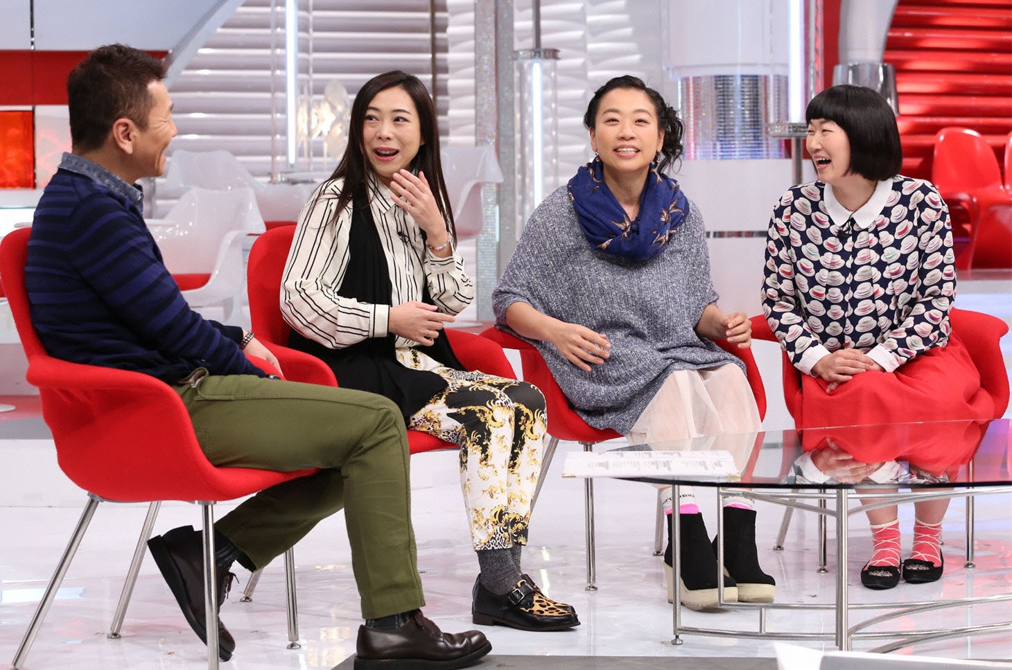 「おしゃれイズム」でのトーク中の様子。(c)日本テレビ