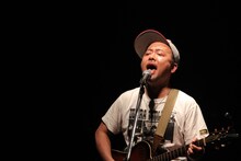 エンディングで弾き語りを披露するマキタスポーツ。(c)ニッポン放送