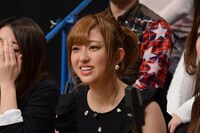 応援席の菊地亜美。