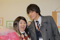 「五つ星ツーリスト～最高の旅、ご案内します!!～」クランクアップの様子。(c)読売テレビ