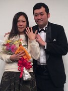 「なら婚」でプロポーズを成功させたグランジ佐藤（右）と椿鬼奴（左）。(c)日本テレビ