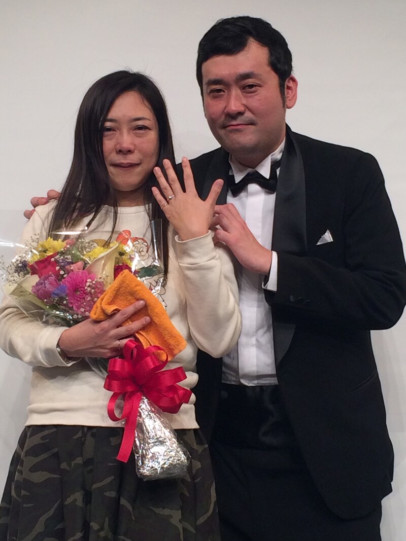 「なら婚」でプロポーズを成功させたグランジ佐藤（右）と椿鬼奴（左）。(c)日本テレビ