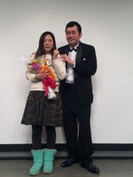 「なら婚」でプロポーズを成功させたグランジ佐藤（右）と椿鬼奴（左）。(c)日本テレビ