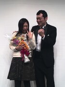 「なら婚」でプロポーズを成功させたグランジ佐藤（右）と椿鬼奴（左）。(c)日本テレビ