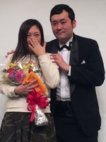 「なら婚」でプロポーズを成功させたグランジ佐藤（右）と椿鬼奴（左）。(c)日本テレビ