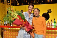 番組を卒業するすみれ（左）。(c)TBS