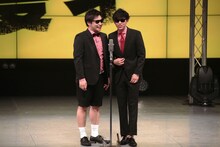 初単独ライブで初めての漫才を披露した8.6秒バズーカー。(c)吉本興業