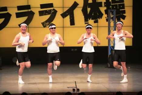 8.6秒バズーカー初単独ライブ「8.6sec BAZOOKAA～なんばグランド花月“史上最速”単独ライブでラッスンゴレライ！～」の様子。(c)吉本興業