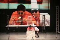 8.6秒バズーカー初単独ライブ「8.6sec BAZOOKAA～なんばグランド花月“史上最速”単独ライブでラッスンゴレライ！～」の様子。(c)吉本興業