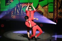 8.6秒バズーカー初単独ライブ「8.6sec BAZOOKAA～なんばグランド花月“史上最速”単独ライブでラッスンゴレライ！～」の様子。(c)吉本興業