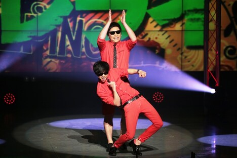 8.6秒バズーカー初単独ライブ「8.6sec BAZOOKAA～なんばグランド花月“史上最速”単独ライブでラッスンゴレライ！～」の様子。(c)吉本興業