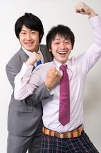 写真はあどばるーん。左から、新山大、小野ますのぶ。