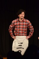 撮影会でフラッシュを浴びるマツモトクラブ。