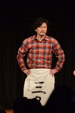 撮影会でフラッシュを浴びるマツモトクラブ。