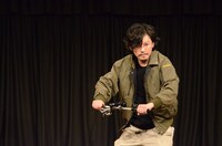 撮影会でフラッシュを浴びるマツモトクラブ。