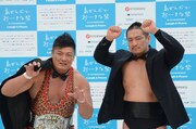 「劇場版プロレスキャノンボール2014」監督のマッスル坂井（左）とキャストの高木三四郎。