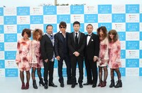 映画「Zアイランド」監督の品川ヒロシ（右から4人目）はキャストとゾンビを引き連れて登場した。