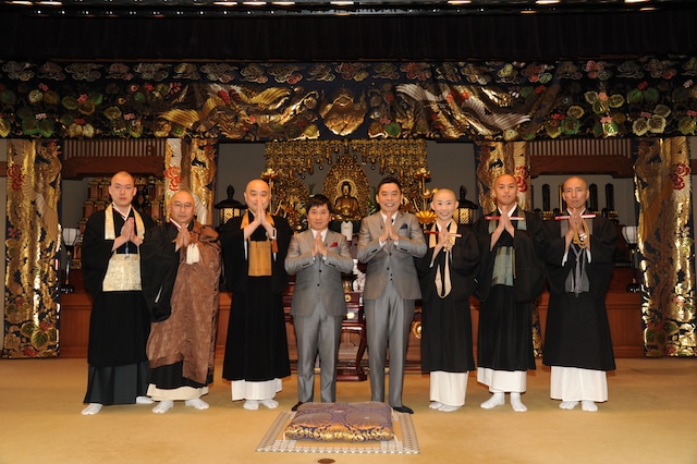 「お坊さんバラエティ ぶっちゃけ寺」に出演する、爆笑問題（中央）とお坊さんたち。(c)テレビ朝日