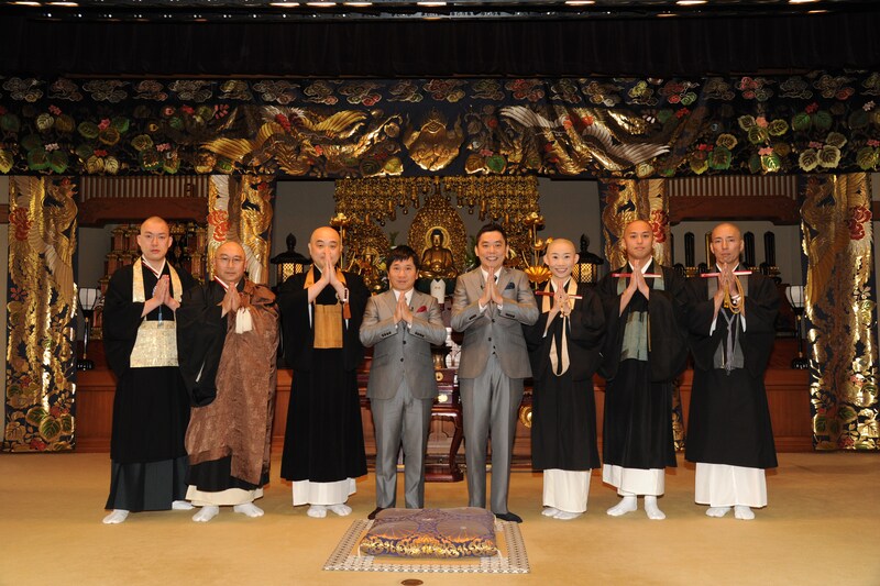 「お坊さんバラエティ ぶっちゃけ寺」に出演する、爆笑問題（中央）とお坊さんたち。(c)テレビ朝日