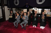 「お坊さんバラエティ ぶっちゃけ寺」のヒット祈願に臨む、爆笑問題（前列）とお坊さんたち。(c)テレビ朝日