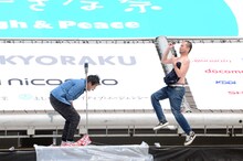 「ダンソン」を披露するスリムクラブ内間（右）と爆笑する真栄田（左）。