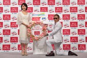 「アミノコラーゲンヨーグルト」のCM発表会に登場した石田ゆり子とじゅんいちダビッドソン。（左から）