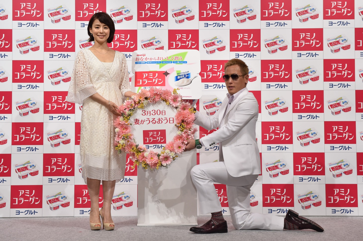 「アミノコラーゲンヨーグルト」のCM発表会に登場した石田ゆり子とじゅんいちダビッドソン。（左から）