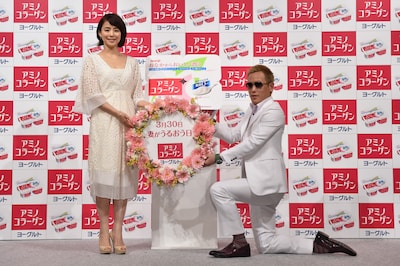 「アミノコラーゲンヨーグルト」のCM発表会に登場した石田ゆり子とじゅんいちダビッドソン。（左から）