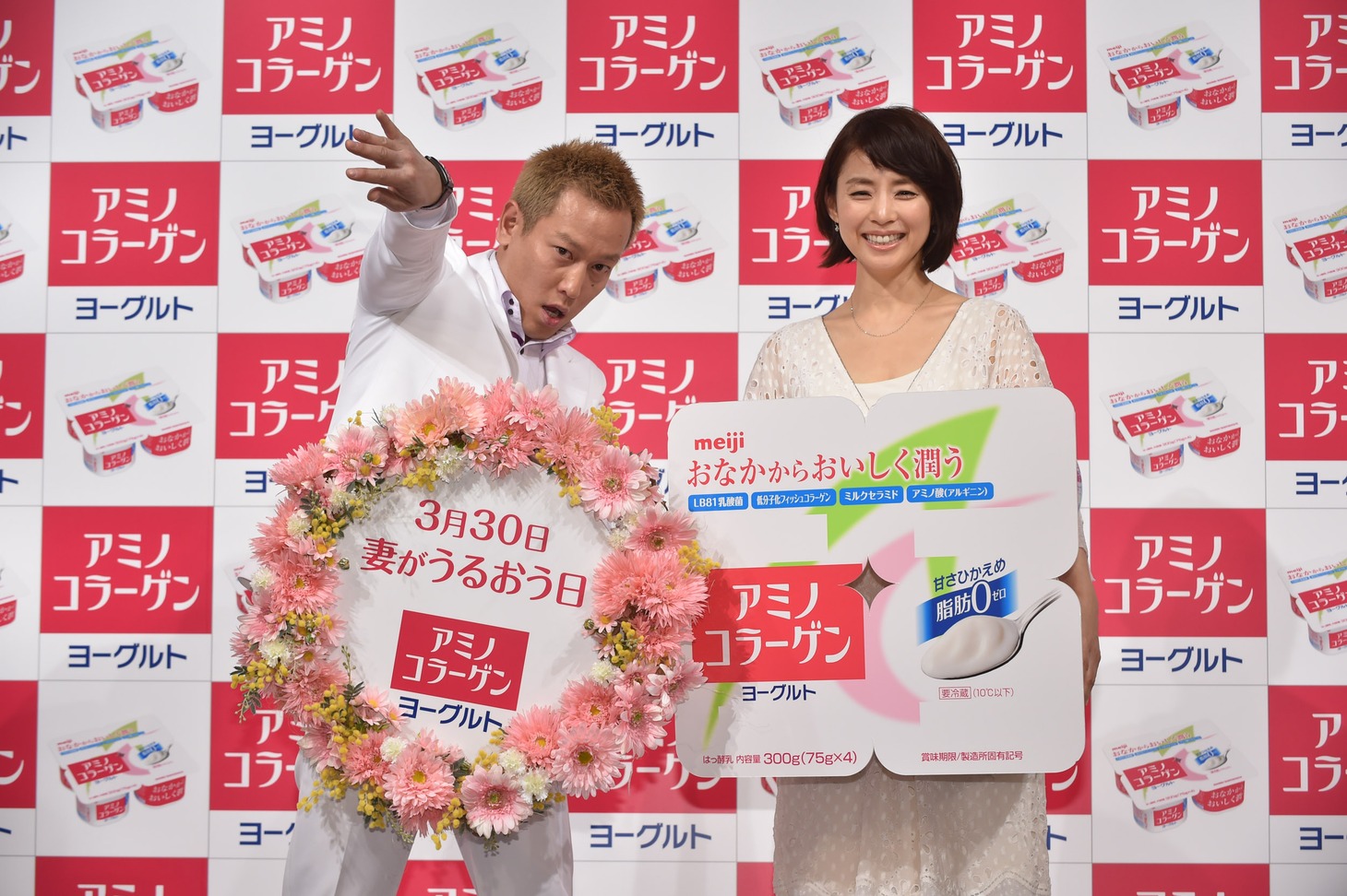 「アミノコラーゲンヨーグルト」のCM発表会に登場したじゅんいちダビッドソン。（左）