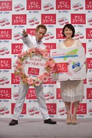 「アミノコラーゲンヨーグルト」のCM発表会に登場したじゅんいちダビッドソン。（左）