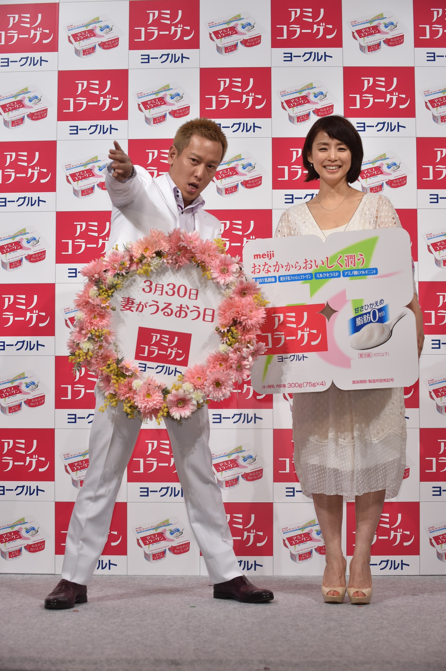 「アミノコラーゲンヨーグルト」のCM発表会に登場したじゅんいちダビッドソン。（左）